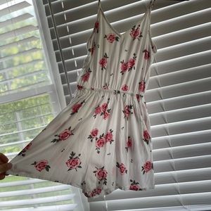 Adorable white floral romper with pockets!!